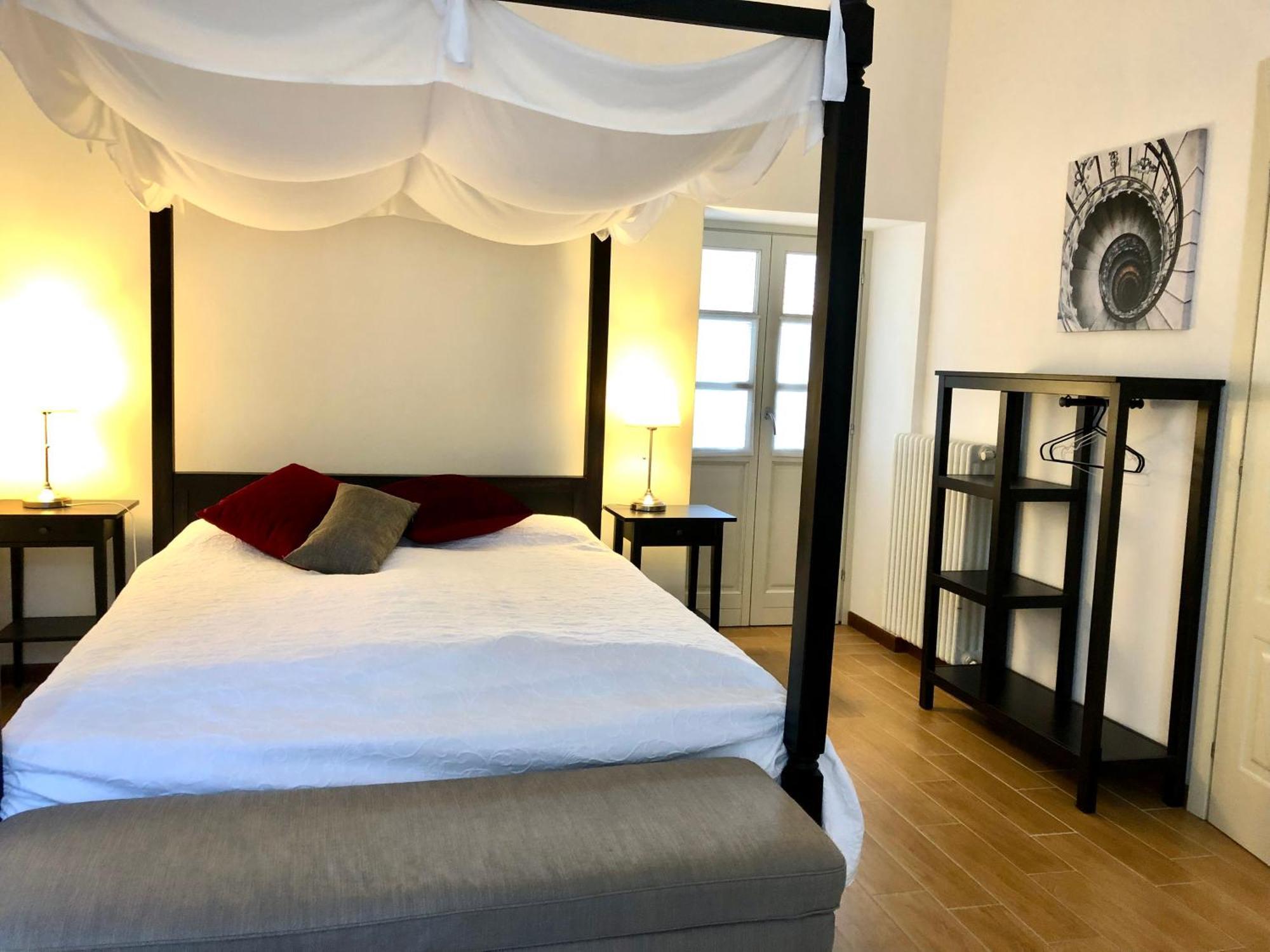 Villa Maghetti - Modernized Flat In Historic Palazzo In The Center Of Luino Exterior foto