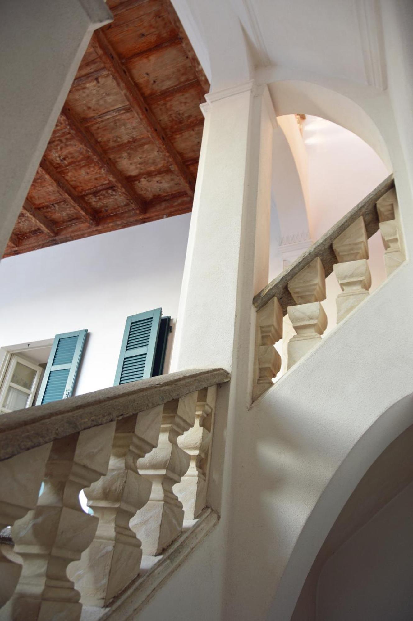 Villa Maghetti - Modernized Flat In Historic Palazzo In The Center Of Luino Exterior foto