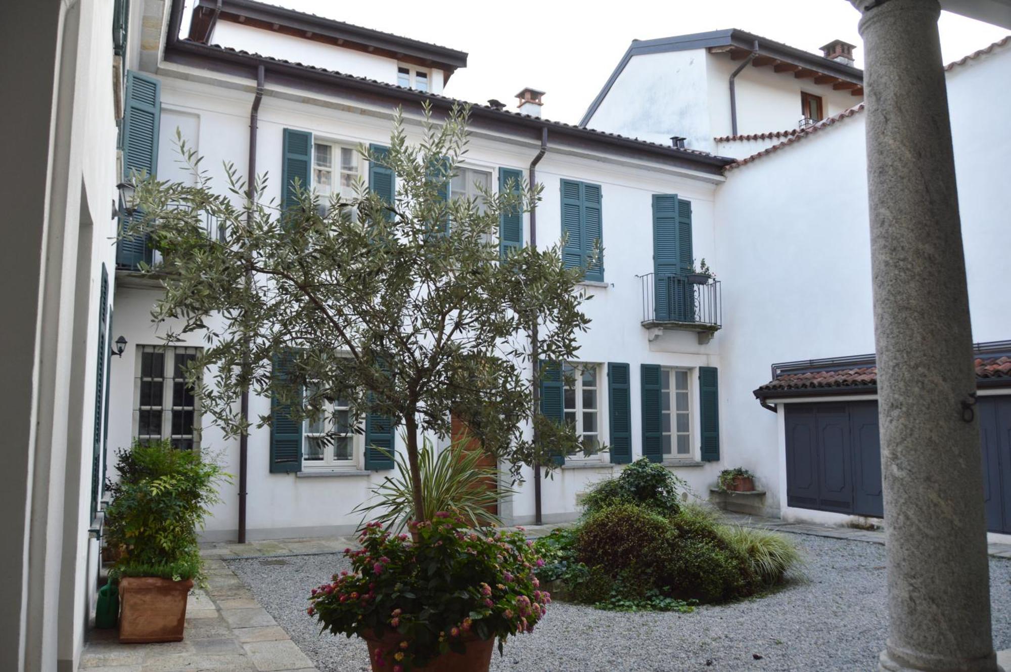 Villa Maghetti - Modernized Flat In Historic Palazzo In The Center Of Luino Exterior foto