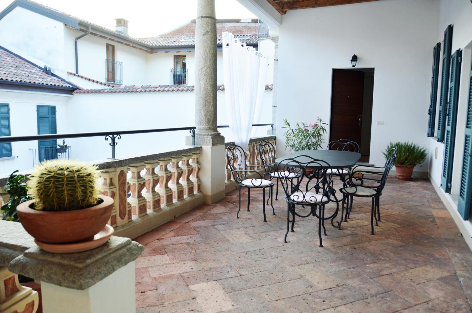 Villa Maghetti - Modernized Flat In Historic Palazzo In The Center Of Luino Exterior foto